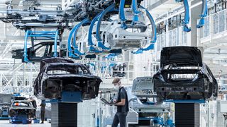 Maximale Flexibilität: In der Factory 56 von Mercedes-Benz in Sindelfingen bringen mehr als 400 fahrerlose Transportfahrzeuge (FTF) Antriebe, Karosserien und weiter Fahrzeugteile an ihren Bestimmungsort. (Mercedes-Benz)