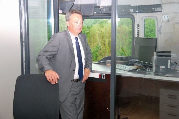 Inhaber Hermann Stegmaier erklärt das Wesen der Drive-In-Annahme. (Foto: Wenz)