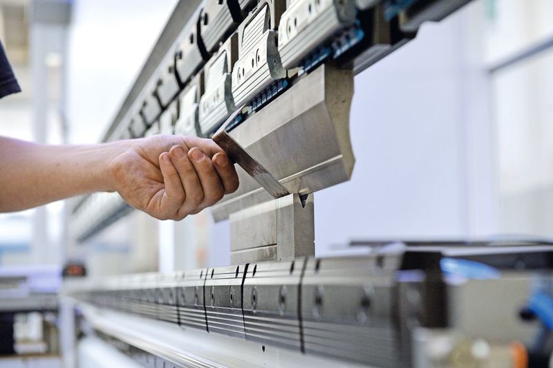 Was die Abkantwerkzeuge angeht, ist es wichtig, ein für das zu biegende Material, die Blechstärke und den zu erzielenden Biegewinkel geeignetes Paar Stempel/Matrize zu wählen.  (Gasparini)