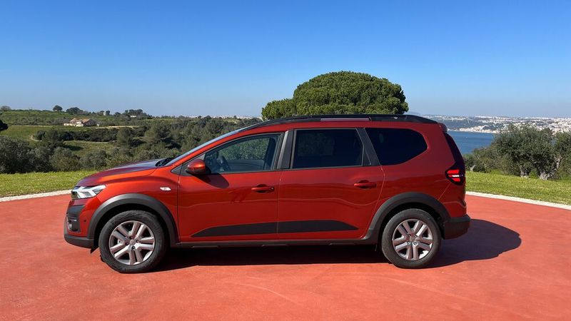 Der Jogger soll drei Modelle ersetzen: den Logan MCV, den Lodgy und den Dokker.  (Bild: Simon – »kfz-betrieb«)