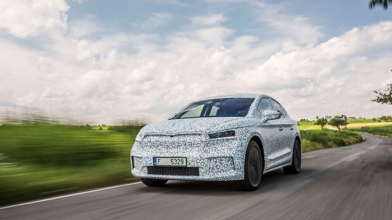Mit dem Enyaq Coupé iV verleiht Skoda seinem Elektro-SUV eine gute Portion mehr an Emotionalität. Mit dem Enyaq Coupé iV verleiht Skoda seinem Elektro-SUV eine gute Portion mehr an Emotionalität.