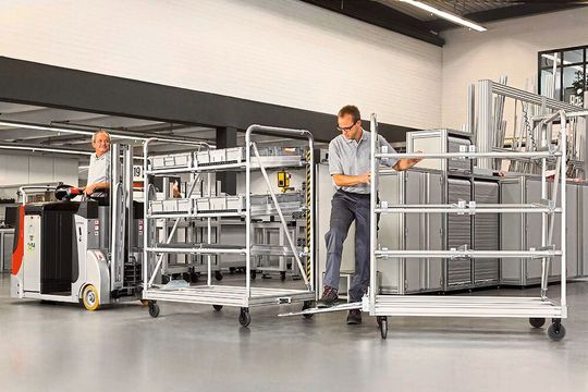 Für die perfekte Verbindung mehrerer Wagen miteinander und mit dem Zugfahrzeug sorgen die Deichseln und Kupplungen aus dem Item-MB-Systembaukasten.(Bild:  Item)