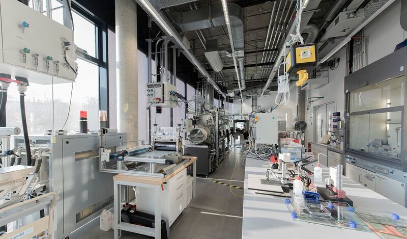 At the Fraunhofer ISC, Würzburg, the complete process chain for the production of battery cells is available. Currently, the area for assembly under protective gas atmosphere is being further expanded (in the picture at the back left). (K. Selsam, Fraunhofer ISC)