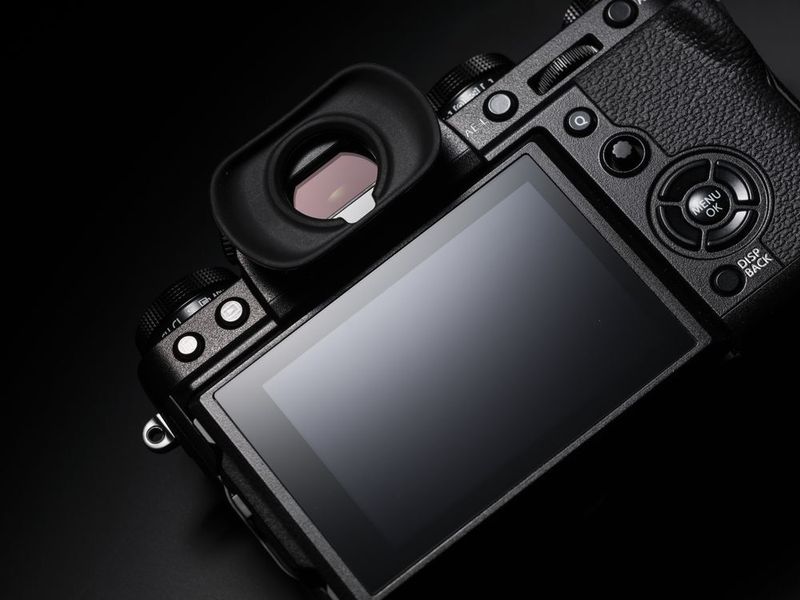 Die Fujifilm hat einen elektronischen Sucher und ein klapp- und schwenkbares Touchdisplay. (Fujifilm)