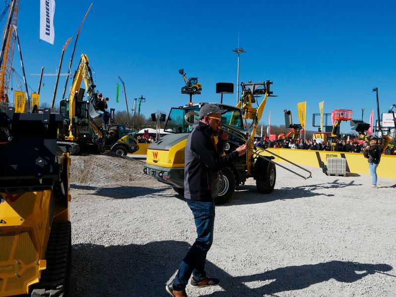 Auch bei Wacker Neuson wurden tanzende Maschinen präsentiert - hier allerdings mit Live-Band! (Bild: Sandro Kipar/VCG)