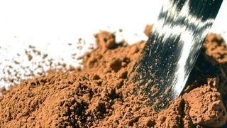 Das braune Lignin ist ein Abfallprodukt der Papierindustrie. Schon bald soll es zur Herstellung von ökologischen Kohlenstofffasern eingesetzt werden. (Muhannad Al Aiti/TU Dresden)