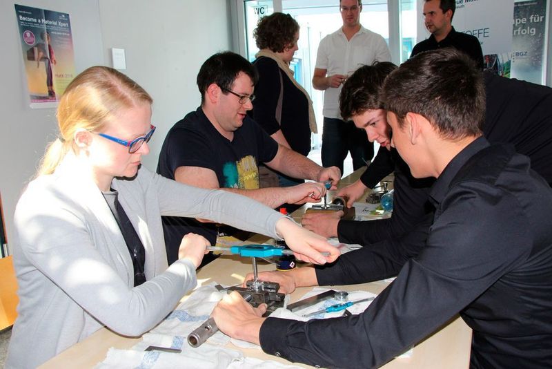 Hier der Aktionsstand des Werkzeugbauers Siegfried Hofmann GmbH aus Lichtenfels im Rahmen der KNF-Veranstaltung in Bayreuth.  (KNF)