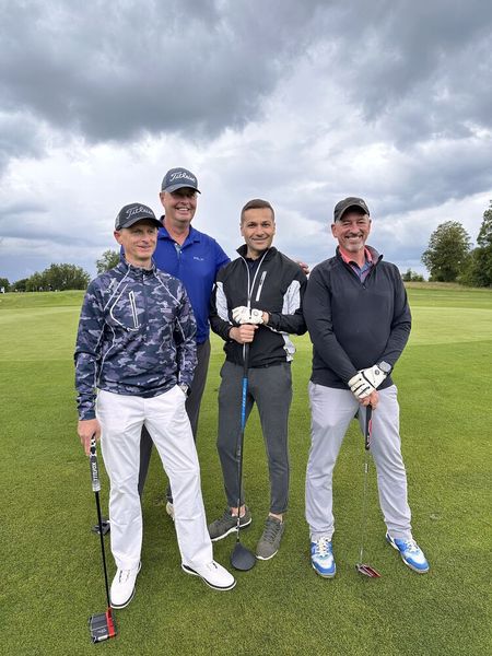 Egal wie das Wetter grad ist, dieses Team hält nix auf (v. l.) Martin Böddecker (MB support), Jörn Horrmann (Profi), Jean Ora (For und Johannes Boström (Erik Sterck). (Bild: VOGEL IT-MEDIEN)