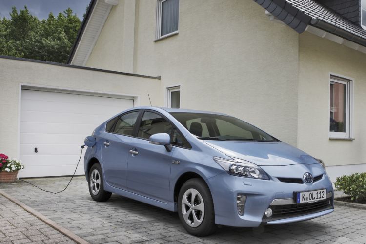 Bereits auf dem Markt ist auch der Toyota Prius Plug-in. Damit bietet der Hybrid-Pionier in Deutschland erstmals ein Auto an, dessen Batterie sich an der Steckdose laden lässt. (Foto: Toyota)