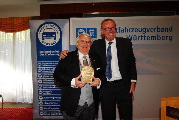Geschäftsführerkollege  Bernd Schweitzer vom Landesverband Schleswig-Holstein überreichte „das „Goldene Gebrauchtwagenvertrauenssiegel an der Kette“. (Archiv: Vogel Business Media)