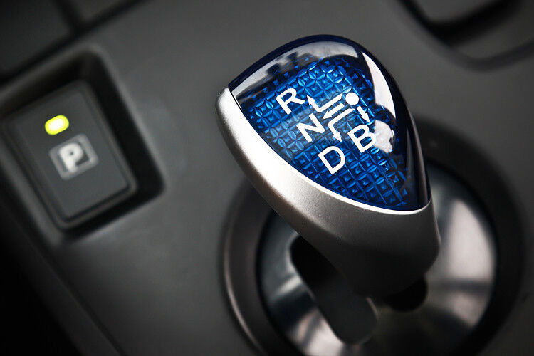 Im Innenraum fällt der blaue E-Shift-Wählhebel auf, sowie ... (Foto: Toyota)