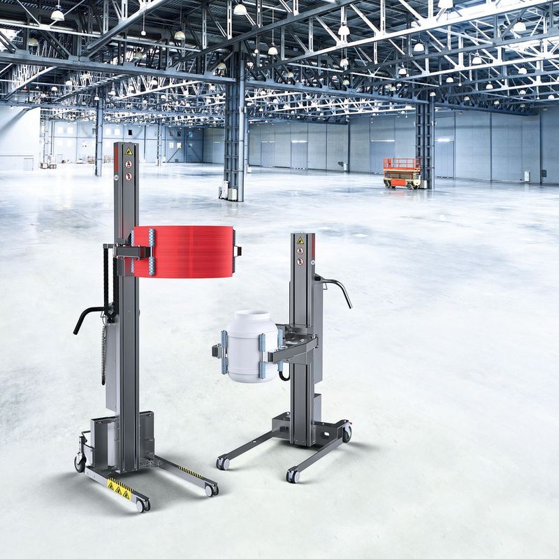 Ausgestattet mit der neuen Greif- und Dreheinheit QC3 für kleine Rollen und Fässer bis 60 kg: der Impact 130-3 (links) und Inox 90-3 (rechts).