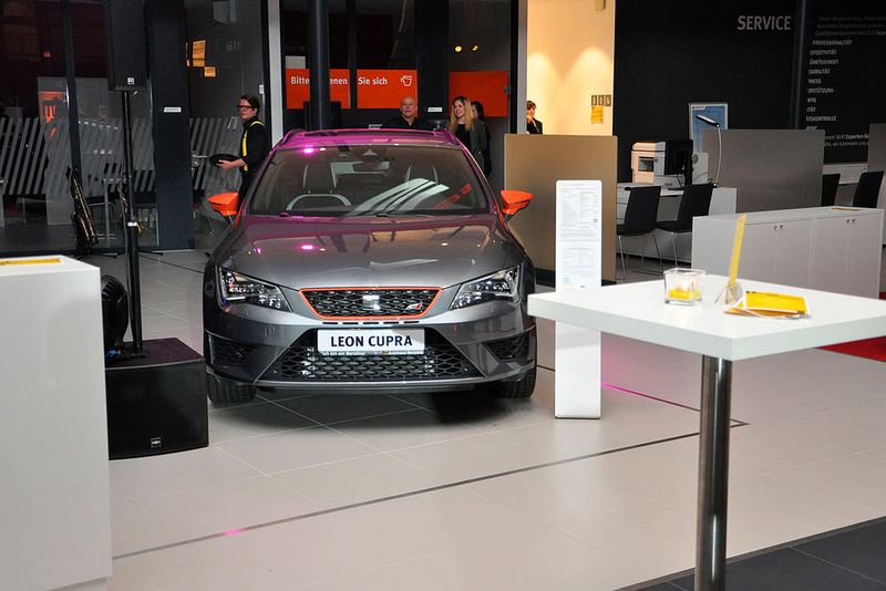 Eigentlich standen an diesem Abend die Autos gar nicht so sehr im Mittelpunkt ... (Foto: Grimm)