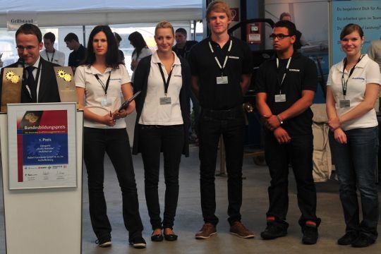 Dann übergab er das Wort an seine Auszubildenden. (Büttner)