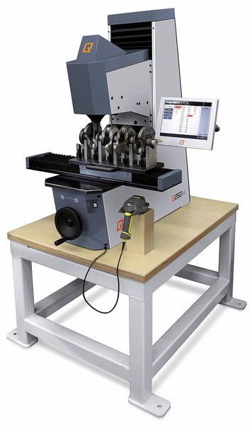 Bild 2: Zur voll- ständigen Lösung  der Prüfaufgabe wird die manuelle Prüf- maschine Q250M von Qness benötigt.  (Bild: Hahn + Kolb)