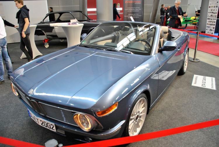 Was ist das? Klarer Fall: ein „Everytimer“ – nicht Young- und erst recht nicht Oldtimer. Die Firma Everytimer Automobile GmbH aus Welden hat das beeindruckende Exemplar eines „Neuwagens“ mit Oltdimeroptik entwickelt und gebaut. Unter der Hülle steckt ein 1er BMW. (Dominsky)