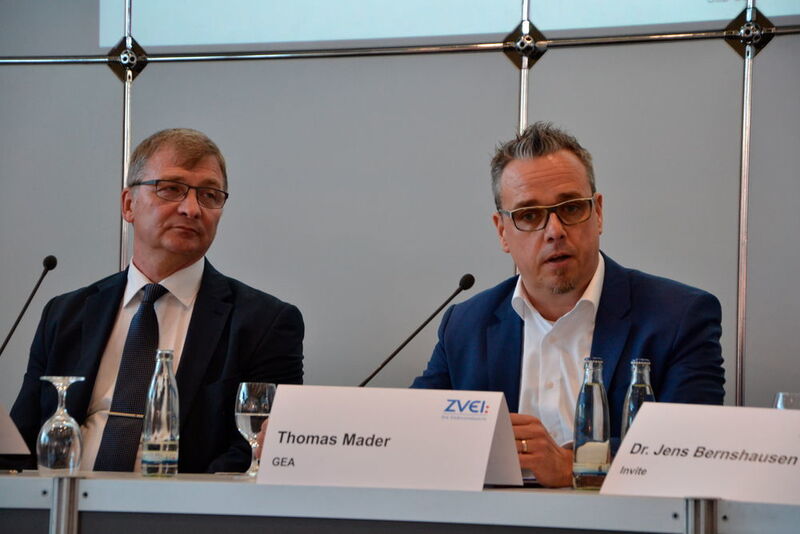 Axel Haller, Leiter des ZVEI-Arbeitskreises Modulare Automation (links) und Thomas Mader (Gea) (PROCESS)