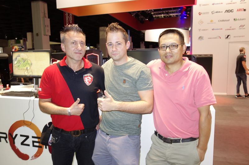 Selbe Friese haben (v. l.) Dragan Davidovic, MSI, und Kai Janssen, dubaro, mit Haitao Wang, Powertech. (Bild: IT-BUSINESS )
