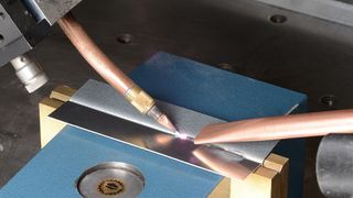 Das neue Fügeverfahren kombiniert zwei unterschiedliche Laserstrahlen: einen gepulsten mit einem kontinuierlichen. (Bild: Fraunhofer IPT)