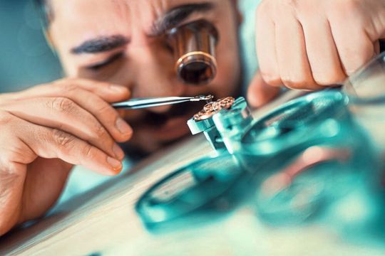 Riche de l’amélioration spectaculaire de ses compétences, Brütsch/Rüegger Tools met davantage l'accent sur l'industrie de l’horlogerie et de la bijouterie ainsi que sur la micromécanique. Riche de l’amélioration spectaculaire de ses compétences, Brütsch/Rüegger Tools met davantage l'accent sur l'industrie de l’horlogerie et de la bijouterie ainsi que sur la micromécanique.