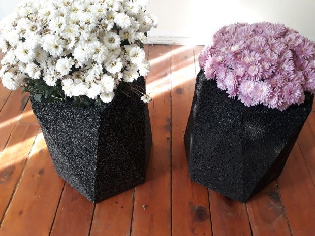 Pflanzbehälter aus Recycling-Gummi sind besonders wetterbeständig. (Bild: Ideabox)