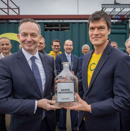 All guests of honor were symbolically presented with a bottle of green methanol, thus honoring the 100-year tradition at the Leuna chemical site.(Source:  ©PPBraun)