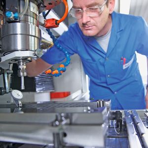 Bild 1 | Präzisionswerkzeugbau: Unter klimatisierten Bedingungen entstehen bei Sulzer Mixpac Spritzgießwerkzeuge, die sich für die Kunden rechnen