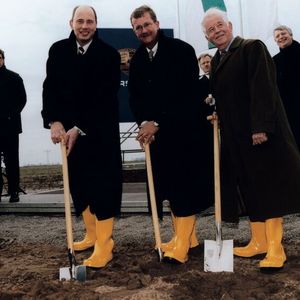 Spatenstich im Jahr 2000: Wolfgang Tiefensee, damaliger Oberbürgermeister von Leipzig, Wendelin Wiedeking, damaliger Vorstandsvorsitzender von Porsche, Kurt Biedenkopf, damaliger Sächsischer Ministerpräsident. (Bild:  Porsche)