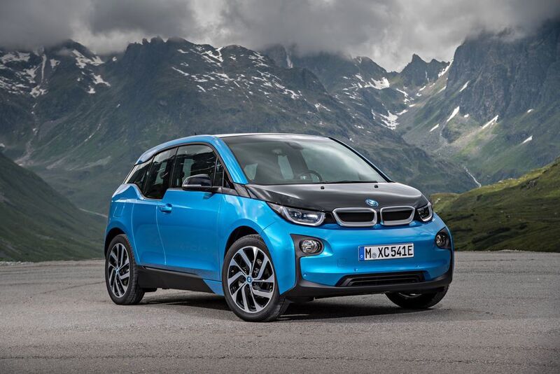 Platz 3: BMW i3 – der in Leipzig gebaute Münchner ist ebenfalls ein alltagstauglicher und zudem besonders spritziger Stromer. Dank der neuen 94-Ah-Batterie dauert der Standardsprint auf Tempo 100 nur noch 7,3 Sekunden. Der leistungsfähige Stromspeicher erlaubt dem Karbonauto zudem stolze 300 Kilometer Reichweite. Den Verbrauch gibt BMW mit bescheidenen 12,6 kWh an. (BMW)