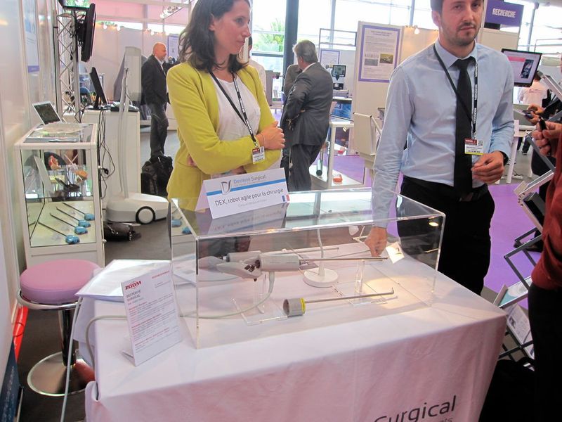 Die Messe Micronora in Besançon ist eine gute Gelegenheit, sich über mikrotechnische Lösungen für medizintechnische Geräte zu informieren. Hier der DEX-Roboter von Dextérité Surgical. (Bild: MS)