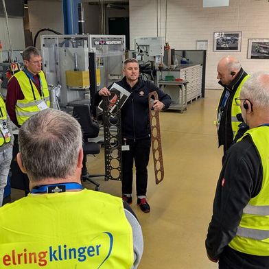 Eine Kopfdichtung vom Boden bis zur Hüfte: Beim Rundgang durch das Elring-Klinger-Werk in Dettingen an der Erms bekamen die Teilnehmer von „Qualität ist Mehrwert“ Interessantes und Kurioses zu sehen. (Bild: Dominsky – VCG)