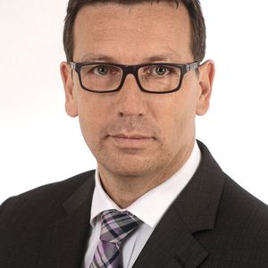 Andreas Filler, Leiter Kundenprojekte und Innovationen von Hotset: „Insbesondere für die Herstellung glatter oder kalottierter Blechformteile mit verdrehten Wölbungen, anspruchsvollen Konturen und enge Radien eröffnet das neue Temperiersystem vielversprechende Perspektiven.“(Bild:  Hotset)