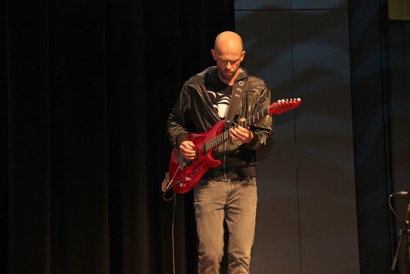 Was eine Rock-Gitarre mit PTC zu tun hat? Diese Gitarre, die Markus Birkle von den „Fantastischen Vier“ spielt, wurde aus einem Kunststoff namens Arium hergestellt. Um die komplexe Gussform dafür zu erstellen, kam PTC Creo zum Einsatz. (Bild: Michel)