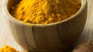 Kurkuma, auch bekannt unter den Namen Gelber Ingwer, Safranwurz oder Gelbwurz, ist Hauptbestandteil in jedem Currypulver. (© Kenishirotie - Fotolia)