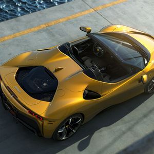 Dank einer 7,9-kWh-Batterie fährt der SF 90 rund 25 Kilometer rein elektrisch.(Bild:  Auto-Medienportal.Net/Ferrari)