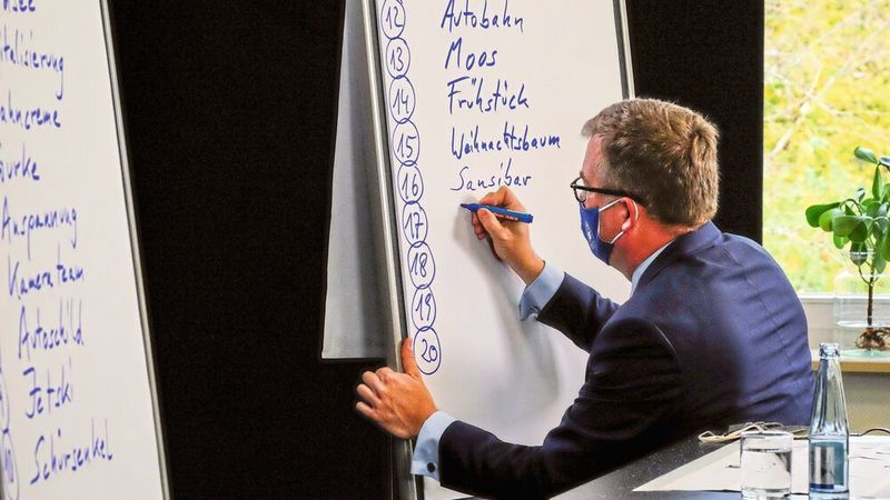 Mitarbeitender Chef: Jan-Nikolas Sontag unterstützte am Flipchart. (Zietz/»kfz-betrieb«)