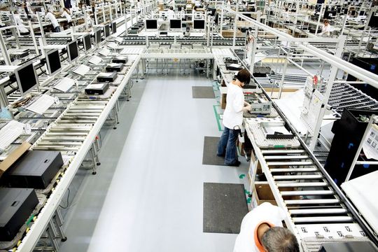 Das Fujitsu-Werk in Augsburg war der letzte Ort, an dem noch PCs in Deutschland gefertigt wurden. 2020 ist damit Schluss: Fujitsu hat angekündigt, den Standort zu schließen und die Produktion zurück nach Japan zu verlagern. Das Fujitsu-Werk in Augsburg war der letzte Ort, an dem noch PCs in Deutschland gefertigt wurden. 2020 ist damit Schluss: Fujitsu hat angekündigt, den Standort zu schließen und die Produktion zurück nach Japan zu verlagern.
