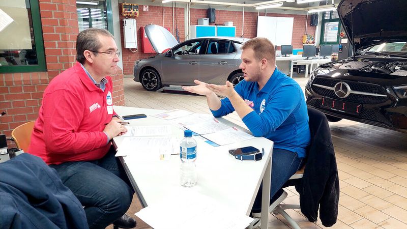 Alex Borschewski aus Niedersachsen (rechts) erläutert Prüfer Oliver Weckler, wie er den Unfallschaden eines Kunden abwickelt. (Bild: Weinschenk - VCG)