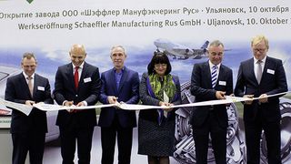 Durchschneiden des Bandes. Von links nach rechts: Dietmar Heinrich, CEO Schaeffler Region Europa; Mikhail Volkov, Generaldirektor "Schaeffler Manufacturing Rus"; Sergej Morozov, Gouverneur des Gebiets Uljanovsk; Marina Bespalova, Stadtbürgermeisterin Uljanovsk; Norbert Indlekofer, CEO Schaeffler Automotive; Prof. Dr. Rainer Lindner, Geschäftsführer des Ost-Ausschusses der Deutschen Wirtschaft. (Foto: Schaeffler)