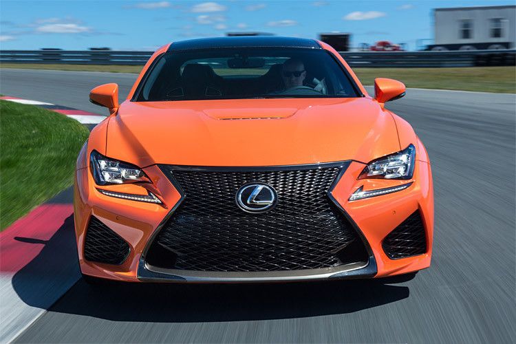 Der nicht einmal 1,40 Meter hohe und 4,71 Meter lange RC F tritt als Sportler in die Fußstapfen des 423 PS starken Viertürers IS F. (Foto: ampnet/David Dewhurst)