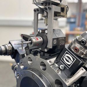 Ein Adapter mit integriertem Messtaster wird per Roboterarm in Sauter SolidPro eingesetzt.(Bild:  Sauter Feinmechanik)