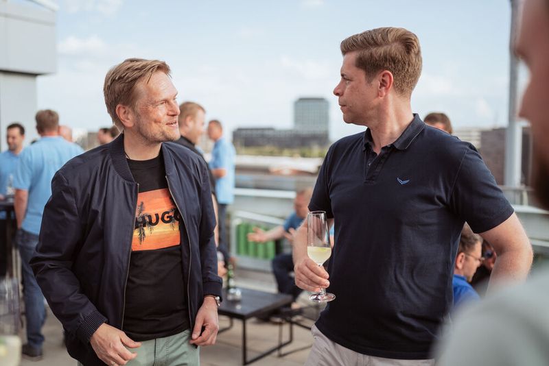 Zeit für nette Gespräche: Jörg Grote (l.) und Hendrik Ewes (Bild: C & P Capeletti & Perl)