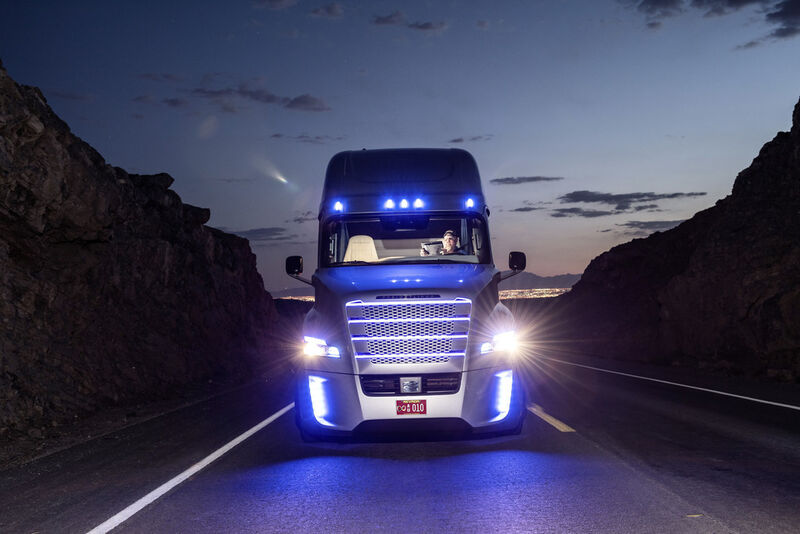 Trotz der technologischen Gemeinsamkeiten sind der Freightliner Inspiration Truck und der Mercedes-Benz Future Truck wie auch die Serienfahrzeuge der beiden Marken eigenständige Fahrzeugkonzepte, die auf die jeweiligen Markt- und Einsatzanforderungen angepasst sind, so Daimler. (Bild: Daimler)