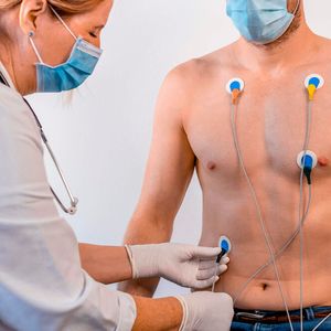 Ablauf der Cardisiographie: Die 4-minütige Signalaufnahme erfolgt – ähnlich wie beim EKG – über  fünf Elektroden (© Cardisio GmbH)