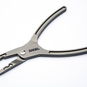 Während seines Symposiums produziert Engel Teile für medizinische Zangen im Liquidmetal-Prozess.