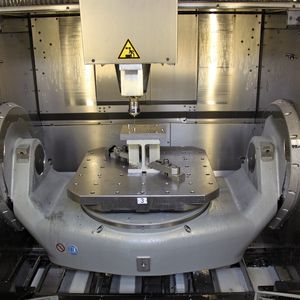 Bild 1: Der große Arbeitsraum des 5-Achsen-CNC-Bearbeitungszentrums C 42 U mit  NC-Schwenkrundtisch ist mit einem Paletten-Spannsystem zur Aufnahme von Wechsel-paletten der Größe 630 mm × 630 mm ausgerüstet.