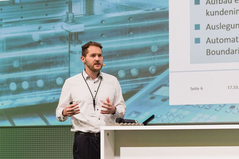 Weil Personalisierung und Produktindividualisierung nach wie vor Trends in der Industrie sind, beschäftigt man sich am Fraunhofer-IPA mit der Frage, wie eine automatisierte CAx-Kette, genannt Design Chain, Losgröße 1 wirtschaftlich möglich macht. Denn, so Gregor Müller M.Sc Stellv. Gruppenleiter am Fraunhofer-Institut für Produktionstechnik und Automatisierung IPA, mit Design Automation kann ein höhere Anteil an konfigurierbaren Produkte für kundenindividuelle Lösungen entstehen.  (Bild: Stefan Bausewein/VCG)