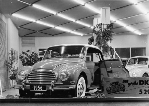 Ausstellungsladen Ballindamm 2-3 mit DKW-Wagen 1956. (Archiv: Vogel Business Media)