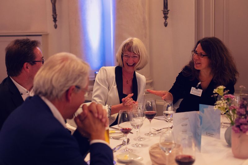 Annette Henning von H&H und Ressortleiterin Susanne Ehneß (r.).  (Offenblen.de)