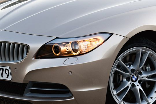 Bi-Xenon-Scheinwerfer gehören zur umfangreichen Serienausstattung. (Archiv: Vogel Business Media)